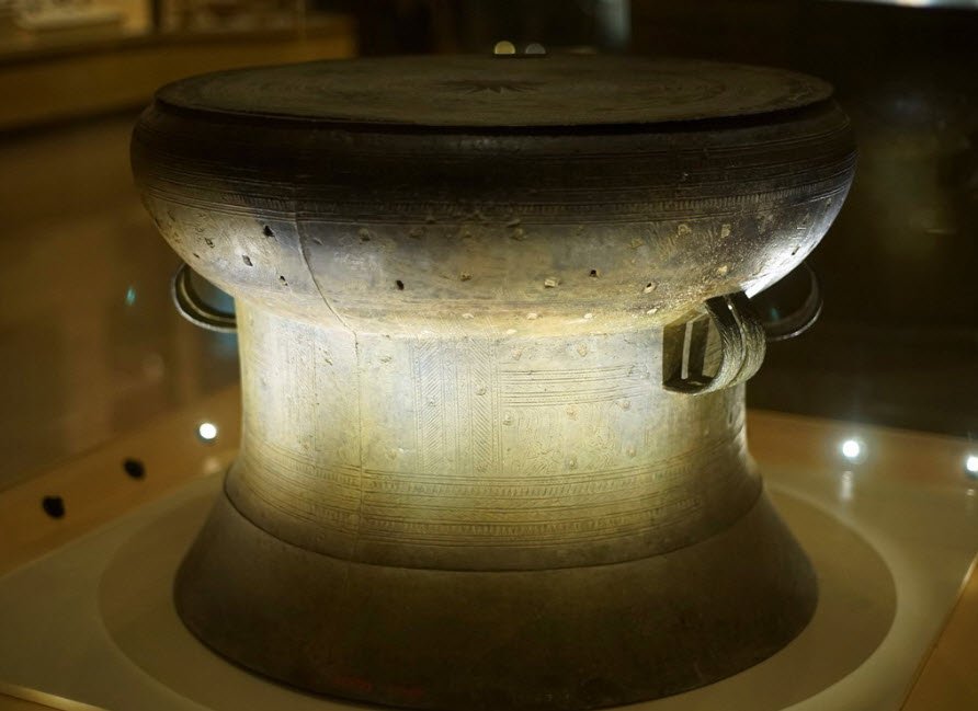 Tả trống đồng Đông Sơn lớp 5 hay nhất ngắn gọn - 3 bài văn miêu tả trống đồng Đông Sơn trong viện bảo tàng